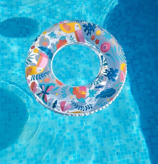 Flotador en una piscina para hablar sobre la menstruación en el agua